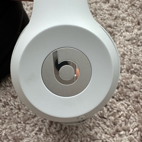 Beats Solo 3 Noise Canceling Over Ear Wireless Headphones - White/Silver/Gray - Picture 5 of 7